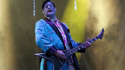 Limp Bizkits Wes Borland Returns To Stage After Breaking Hand Three