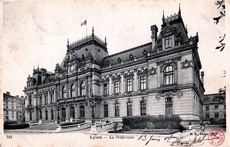 Lyon Lyon La Préfecture Carte postale ancienne et vue d Hier et