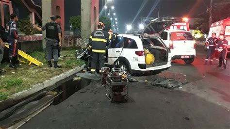 Taxista fica ferido após bater carro contra poste na Av Torquato