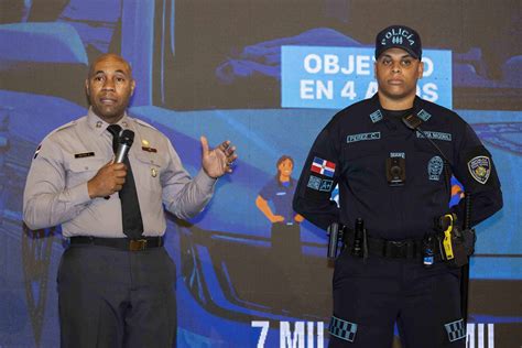 Nuevos Uniformes Policiales Costaron RD 1 053 Millones Diario Libre