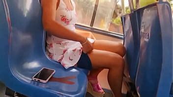 Coroa safada batendo siririca no ônibus XVIDEOS
