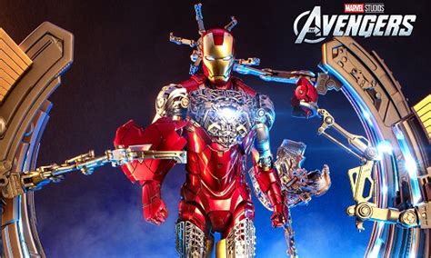 Hot Toys relança Homem de Ferro Mark VI atualizado e pórtico da Torre dos Vingadores