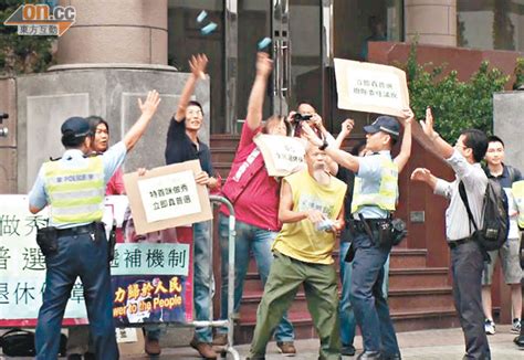 投票遭掟棉花糖 曾蔭權黑面 東方日報