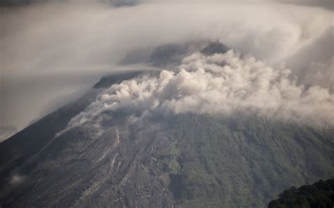 Zwei Vulkane In Indonesien Spucken Asche Und Gestein