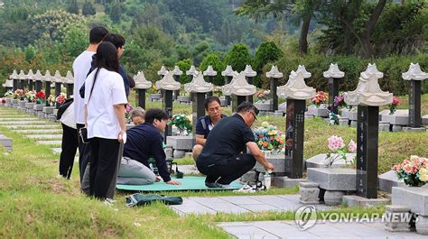 추석 앞두고 이른 성묘 나선 시민들 연합뉴스