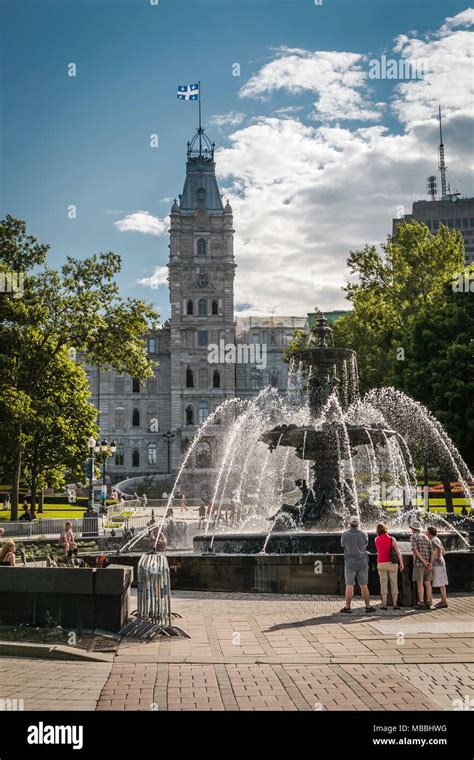 The fountain of Tourny in the center of the roundabout on Avenue Honoré