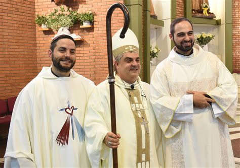 Un Sacerdote Y Un Di Cono Para La Di Cesis De Avellaneda Lan S