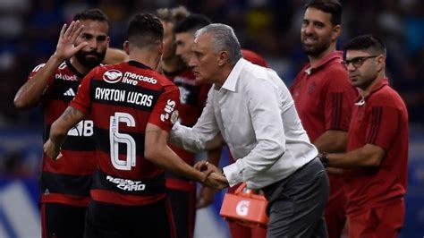 Tite estreia vitória pelo Flamengo e concede primeira coletiva