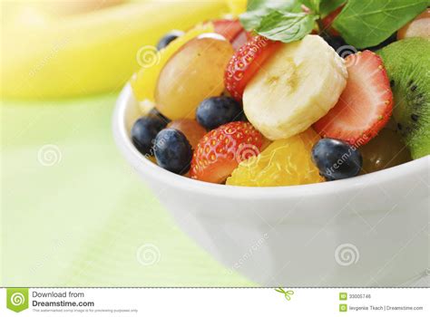 Salada De Fruto Saboroso Doce Na Bacia Foto De Stock Imagem De Comer