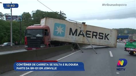 Contêiner de carreta se solta e bloqueia parte da BR 101 em Joinville