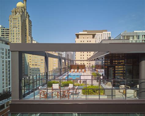 Why Rent a High-Rise Apartment in Downtown Chicago? 5 Lifestyle Perks