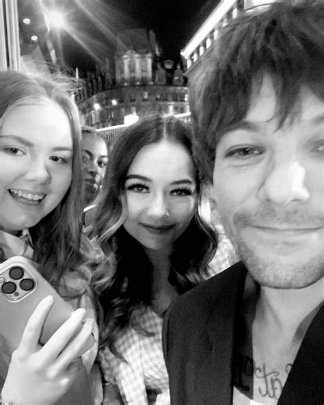 Louis Tomlinson Updates On Twitter Selfies De Louis Con Fans Esta