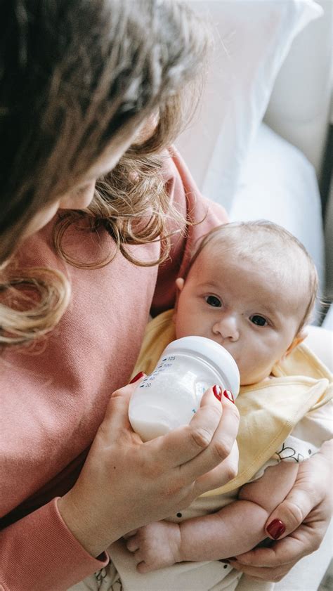 Mengapa Orangtua Perlu Bantu Bayi Bersendawa Setelah Minum Susu