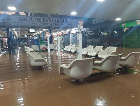 Alagamento da rodoviária de Porto Alegre leva à suspensão de viagens