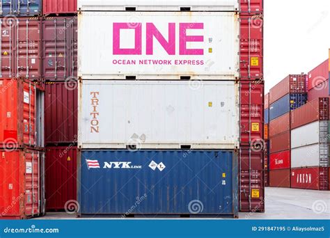 ONE Ocean Network Express Shipping Containers Travel By Truck With Long