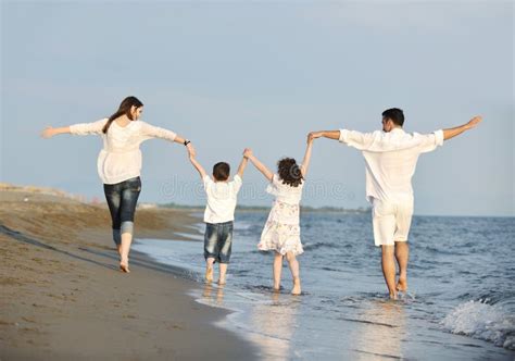 Glückliche Familie am Strand Stockfoto Bild von glücklich vati 39172906