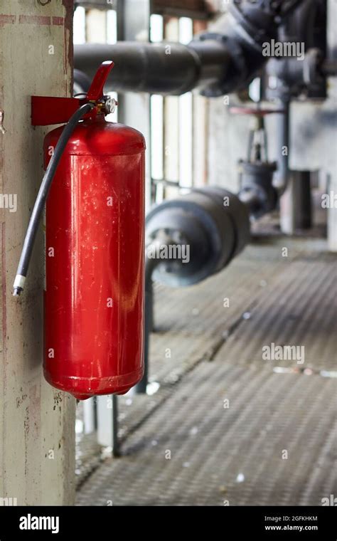 Equipo De Protección De Seguridad Del Extintor De Incendios En Fábrica