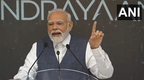 Pm Modi Gets Emotional While Addressing Isro Scientists In Bengaluru