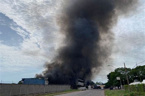 Empresa de reciclagem pega fogo em Cuiabá