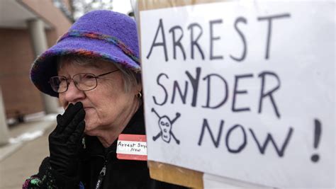 Hundreds Rally For Wages Flint Help Outside Democratic Debate