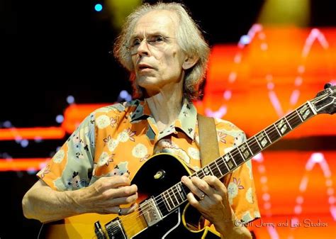 Algo Más Que Rock And Roll Las guitarras de STEVE HOWE en Fly From