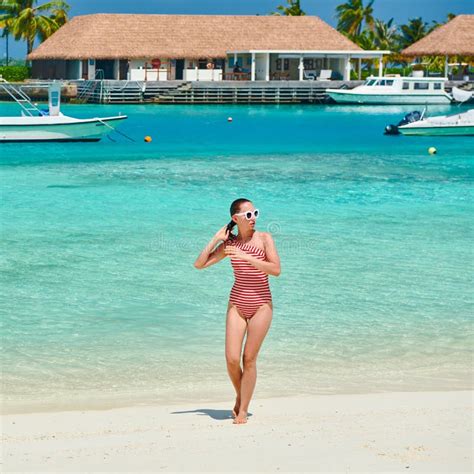 Mujer En Traje De Ba O De Una Sola Pieza En La Playa Imagen De Archivo