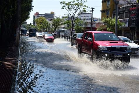 A Gazeta Vazamento De Gua Deixa Trecho Da Avenida Vit Ria Alagado