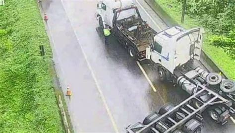 BR 376 interditada após carreta fazer L na pista