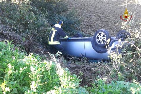 Osimo Auto Finisce Fuoristrada E Si Ribalta