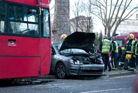 Stravi An Sudar Gradskog Autobusa I Automobila U Ni U Estoro