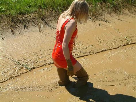 Women In Boots And Leggings Sinking In Quicksand Honmonkey