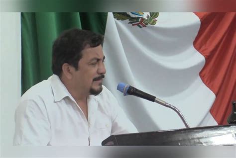 Legislador De Tabasco Se Rinde Ante Los Pies De Amlo Y Lo Llama ‘mesías