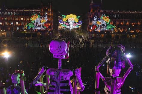 Mega Ofrenda Del D A De Muertos En El Z Calo De Cdmx Arte Tradici N Y