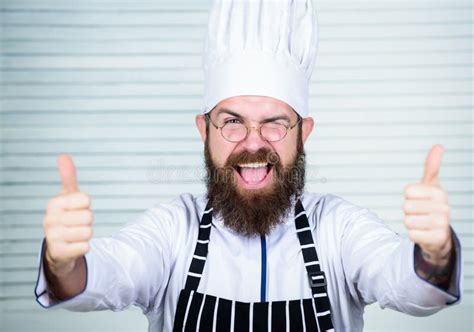 Cocinero Barbudo Del Hombre Que Consigue Listo Cocinando El Plato