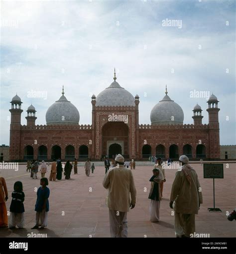 Badshahi Mosque One Of The Largest Mosques In The World Built By