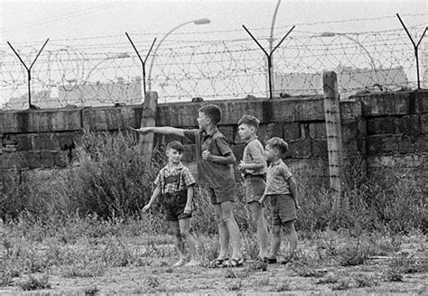 Дети Берлинской стены (фотографии Томаса Хёпкера, 1963): eska — LiveJournal