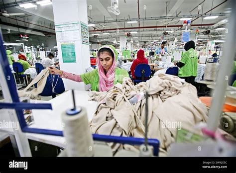 Näherinnen in der Fabrik in Dhaka Ready made garments worker works in a