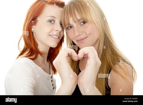 Junge Sch Ne Rote Und Blonde Behaarte M Dchen Vor Wei Em Hintergrund