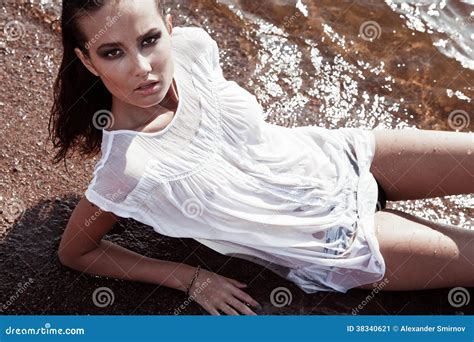Junger Sexy Brunette Auf Dem Strand Stockbild Bild Von Freude Nave