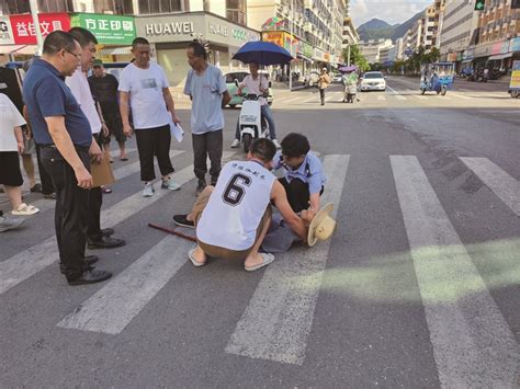 九旬老人摔在斑马线 警民接力暖心救助 新闻中心 温州网