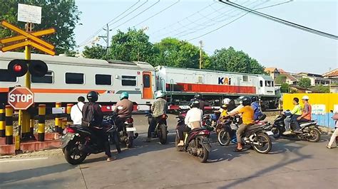 PALANG PINTU PERLINTASAN KERETA API JL PETEK SEMARANG KA