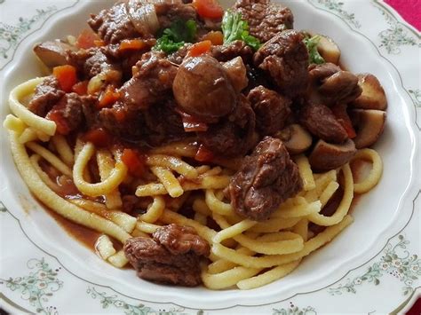 Gulasch Mit Rotwein Und Champignons Von Shelovestea Chefkoch