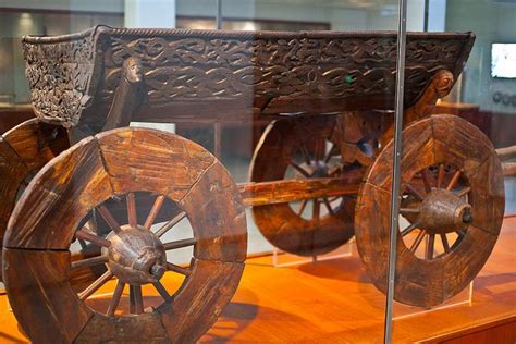 The Oseberg Wagon Barcos Vikingos Celtas Y Vikingos Vikingos