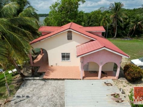 Belize Waterfront Homes • Vista Real Estate