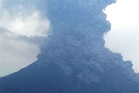 Gunung Sinabung Kembali Erupsi Tinggi Kolom Erupsi Hingga Meter