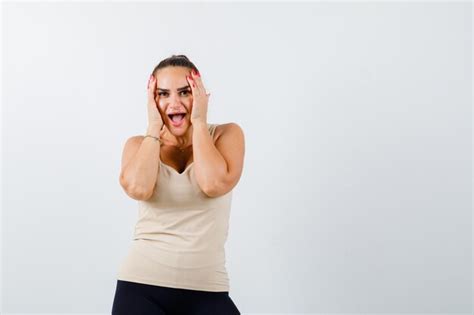 Señorita Manteniendo Las Manos En La Cabeza En La Camiseta Sin Mangas