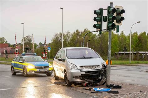 Unfall In Zittau Frau Kracht Frontal In Ampel