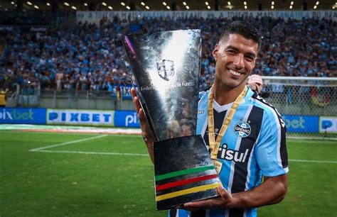 SUÁREZ FAZ HAT TRICK EM ESTREIA NO GRÊMIO E LEVANTA TROFÉU DA RECOPA