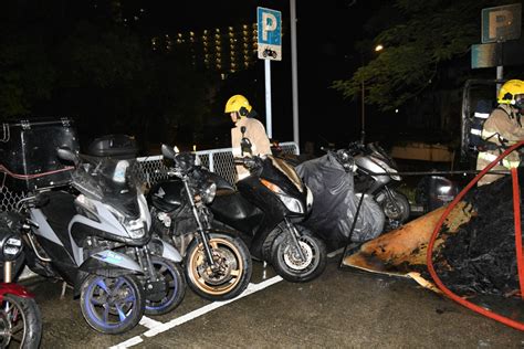 荃灣露天停車場兩貨車疑遭縱火 七人車及6電單車被波及 星島日報