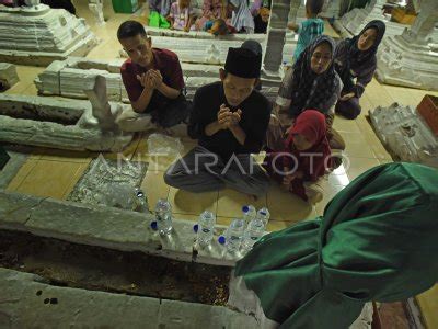 Tradisi Ziarah Kubur Menjelang Ramadhan Antara Foto